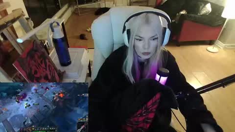 stage Kylie Sinner  brand CLITBAIT online show from 02-03-25, 01:52