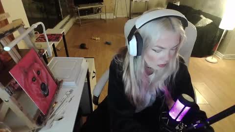 stage Kylie Sinner  brand CLITBAIT online show from 02-04-25, 07:51