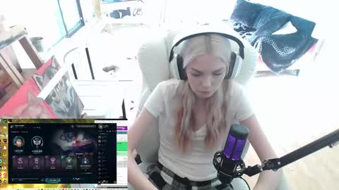 stage Kylie Sinner  brand CLITBAIT online show from 02-05-25, 06:59