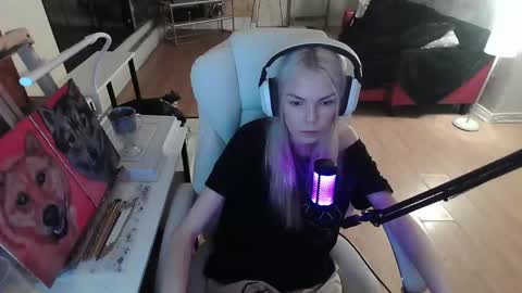 stage Kylie Sinner  brand CLITBAIT online show from 02-07-25, 07:07