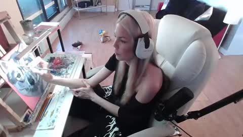 stage Kylie Sinner  brand CLITBAIT online show from 02-07-25, 09:15