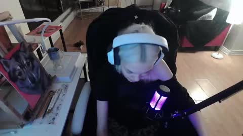 stage Kylie Sinner  brand CLITBAIT online show from 02-08-25, 06:22