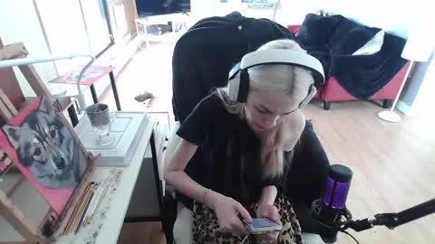 stage Kylie Sinner  brand CLITBAIT online show from 02-08-25, 03:10