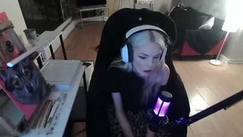 stage Kylie Sinner  brand CLITBAIT online show from 02-09-25, 03:22