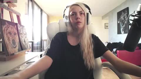 stage Kylie Sinner  brand CLITBAIT online show from 09-12-25, 09:48