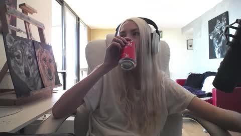 stage Kylie Sinner  brand CLITBAIT online show from 10-04-25, 05:00