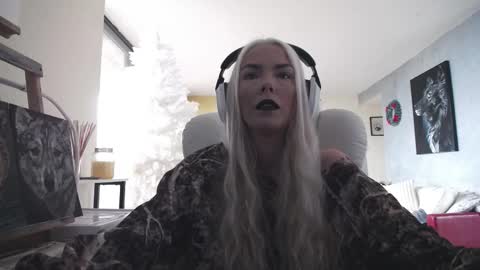 stage Kylie Sinner  brand CLITBAIT online show from 11-28-25, 02:53