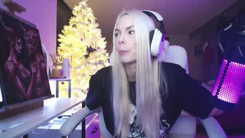 stage Kylie Sinner  brand CLITBAIT online show from 12-19-25, 08:43