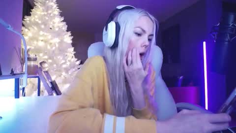 stage Kylie Sinner  brand CLITBAIT online show from 02-05-26, 09:36