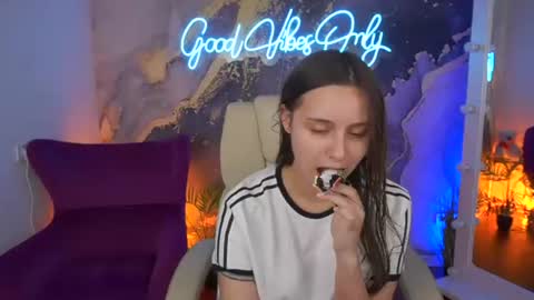 tinynataliee online show from 06-26-26, 07:46