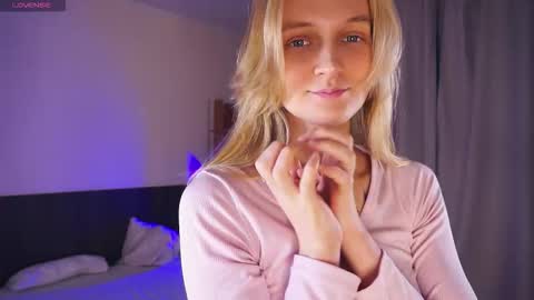 Snapshot of tobicovitt chatting on 11-04-25, 06:01 Mary online show from 11-04-25, 06:01