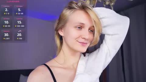 Snapshot of tobicovitt chatting on 11-08-25, 06:13 Mary online show from 11-08-25, 06:13