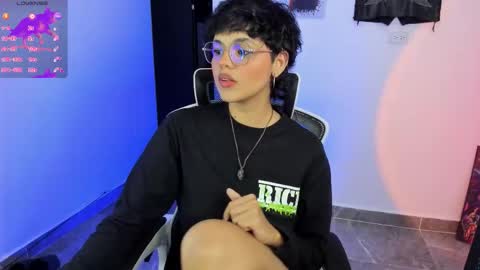 Snapshot of tokyo_uwu chatting on 10-21-25, 06:03 sofi 3 online show from 10-21-25, 06:03