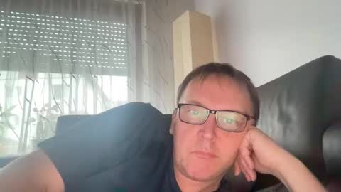 Snapshot of tom6644 chatting on 02-02-25, 03:39 Tom online show from 02-02-25, 03:39