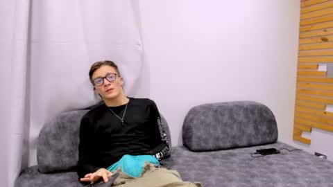 Snapshot of tom_kinky_ chatting on 06-19-26, 06:34 Tom online show from 06-19-26, 06:34