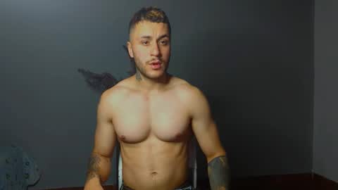 Snapshot of tomdavisxl chatting on 10-18-25, 11:27 tomDavisXl online show from 10-18-25, 11:27