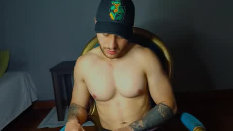 Snapshot of tomdavisxl chatting on 10-23-25, 01:05 tomDavisXl online show from 10-23-25, 01:05