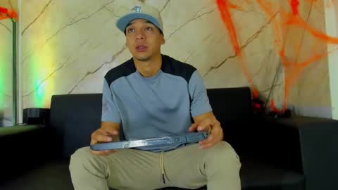 Snapshot of tonnygil chatting on 10-26-25, 12:00 Tonny online show from 10-26-25, 12:00