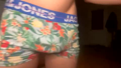 Snapshot of tonyb1291 chatting on 12-28-24, 09:09 Sexy boys online show from 12-28-24, 09:09