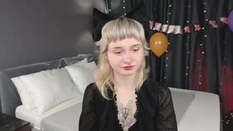 Snapshot of tori_cutie chatting on 10-30-25, 12:12 Tori online show from 10-30-25, 12:12