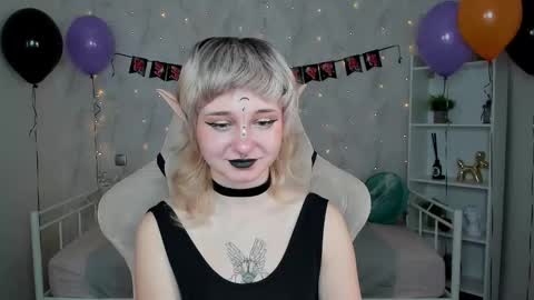 Snapshot of tori_cutie chatting on 11-01-25, 12:12 Tori online show from 11-01-25, 12:12