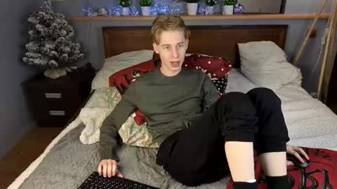 Snapshot of toxicpassion chatting on 12-20-25, 02:02 Max online show from 12-20-25, 02:02