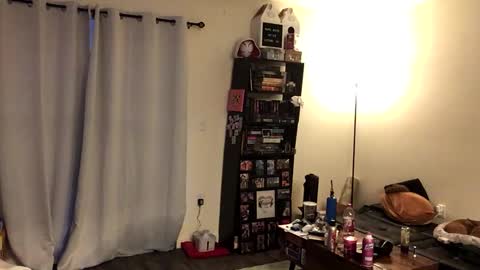 Snapshot of trhothoney chatting on 02-28-25, 12:54 Trixie online show from 02-28-25, 12:54