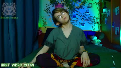 Snapshot of trickykitsune chatting on 05-11-26, 04:04 trickykitsune online show from 05-11-26, 04:04