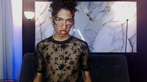 Snapshot of triiangel_latinboy chatting on 05-07-26, 12:38 Johan online show from 05-07-26, 12:38