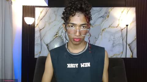 Snapshot of triiangel_latinboy chatting on 05-08-26, 12:38 Johan online show from 05-08-26, 12:38