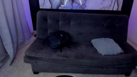 Snapshot of triiangel_latinboy chatting on 05-27-26, 01:08 Johan online show from 05-27-26, 01:08