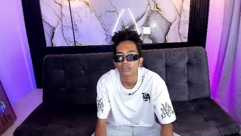 Snapshot of triiangel_latinboy chatting on 06-11-26, 12:25 Johan online show from 06-11-26, 12:25