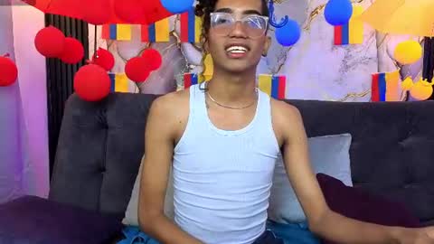 Snapshot of triiangel_latinboy chatting on 07-09-26, 12:42 Johan online show from 07-09-26, 12:42