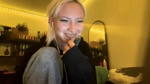 Hey theremy name is Felicia Lets hit 10 Thumbs Up together   online show from 09-22-25, 08:00