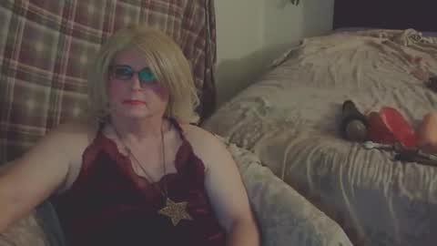 Snapshot of trinasvede chatting on 01-11-26, 12:15 Trina Tushy Deluxe online show from 01-11-26, 12:15