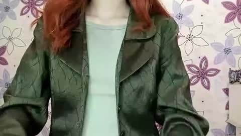 Snapshot of trinhposter chatting on 12-17-25, 07:25 Cate online show from 12-17-25, 07:25