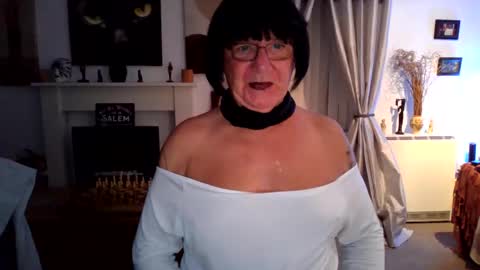 Snapshot of trinity1011 chatting on 10-05-25, 08:18 trinity1011 online show from 10-05-25, 08:18