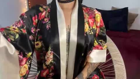 Snapshot of trinitysecrets chatting on 02-13-26, 07:43 trinitysecrets online show from 02-13-26, 07:43