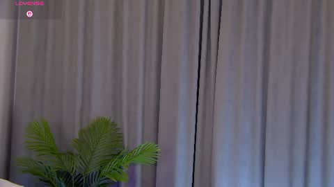 Snapshot of trishawinslet_ chatting on 06-13-26, 05:33 Trisha online show from 06-13-26, 05:33