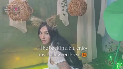 Snapshot of truelove_art chatting on 10-27-25, 01:04 online show from 10-27-25, 01:04