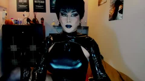 Snapshot of tsmamahmerslove chatting on 05-16-26, 04:17 Nicoleeee online show from 05-16-26, 04:17