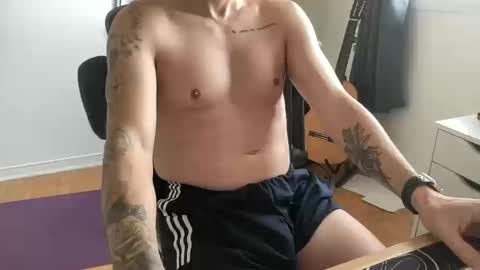 Snapshot of tt_boy2000 chatting on 10-10-25, 01:43 TT Boy2000 online show from 10-10-25, 01:43