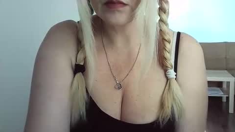 Snapshot of ttrnynela chatting on 02-19-26, 07:59 Ttrnynela online show from 02-19-26, 07:59