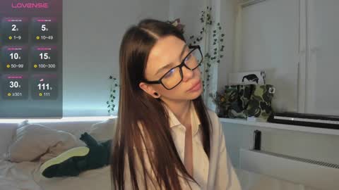 Hi everyone my name is Tina Id love it if you could help make sense of it here  online show from 12-02-24, 01:47
