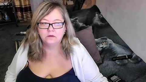 Lana online show from 11-18-25, 12:27