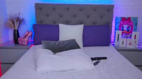 Hallie online show from 02-24-25, 04:38