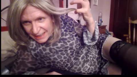 Snapshot of twin53 chatting on 12-21-24, 02:52 Kitten online show from 12-21-24, 02:52