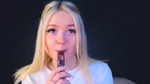 Snapshot of twinklefluff chatting on 03-09-25, 06:17 twinklefluff online show from 03-09-25, 06:17