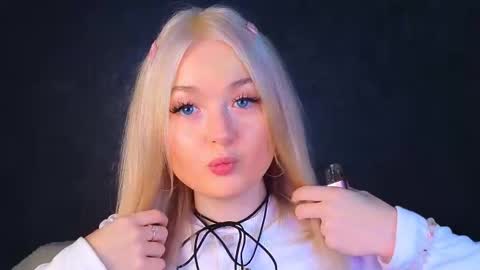 Snapshot of twinklefluff chatting on 03-11-25, 04:43 twinklefluff online show from 03-11-25, 04:43