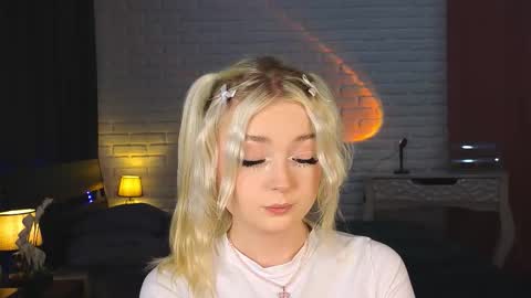 Snapshot of twinklefluff chatting on 09-10-25, 02:06 twinklefluff online show from 09-10-25, 02:06